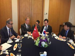 ORGENERAL AKAR GÜNEY KORE SAVUNMA BAKANI İLE GÖRÜŞTÜ