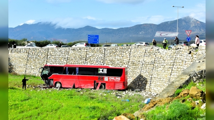 Kontrolden çıkan KIBHAS’a ait yolcu otobüsü tarla içine düştü..Kazada 2 kişi yaralandı
