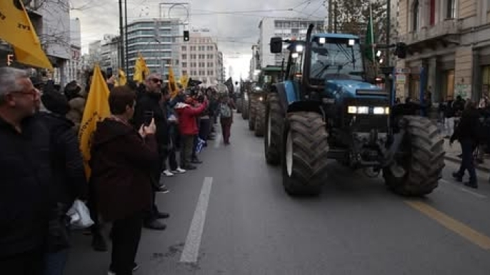 Yunanistan'da çiftçiler, traktörleriyle başkent Atina'da eylem yaptı