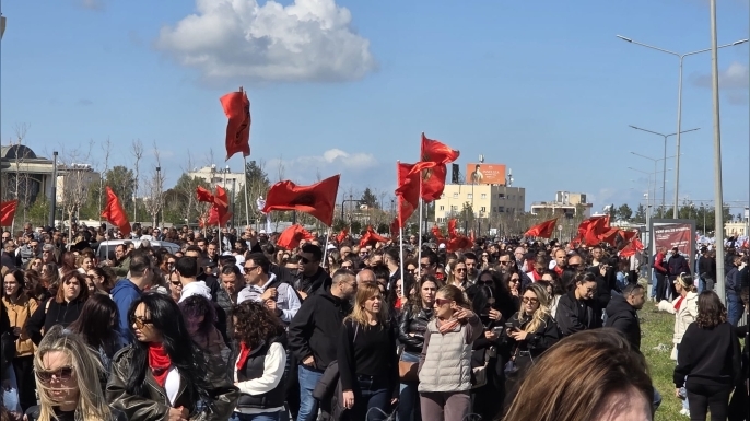 Kamuda örgütlü sendikalar, hükümetin hayat pahalılığına ilişkin yasa tasarısı nedeniyle greve gitti