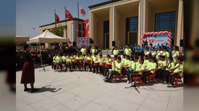 23 Nisan Ulusal Egemenlik ve Çocuk Bayramı kutlamaları kapsamında Cumhuriyet Meclisi bahçesinde tören düzenlendi
