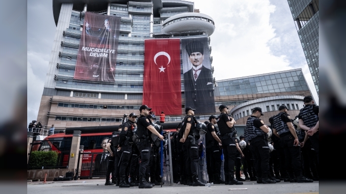 Emniyet ekipleri, CHP Genel Merkezi'ne girdi