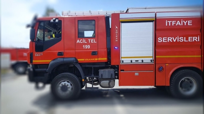 İki farklı noktada yangın…Seyir halindeki araçla, çam ağaçları alevlere teslim oldu