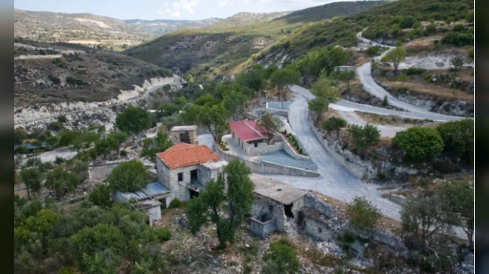 Limasol'a bağlı, terk edilmiş konumdaki “Trozena” köyü İsrailliler tarafından satın alındı...