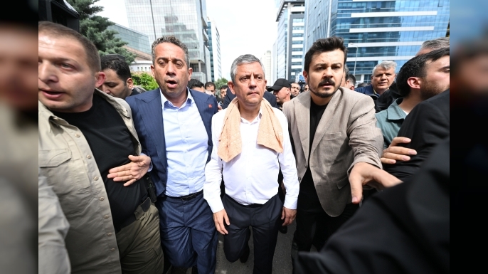 Özgür Özel, CHP Genel Merkezi'nden ayrıldı