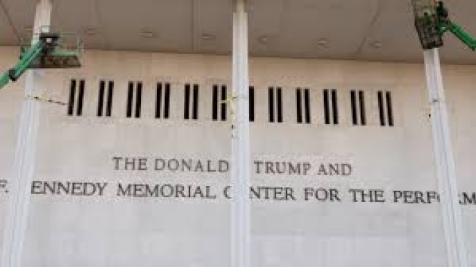 Trump'ın adı mahkeme kararıyla Washington'daki sanat merkezinden çıkarıldı
