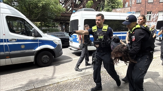 Berlin'de, İsrail'e mühimmat üreten şirketi protesto eden aktivistlere polisten sert müdahale