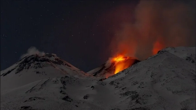 Etna Yanardağı yeniden güçlü şekilde kül püskürttü