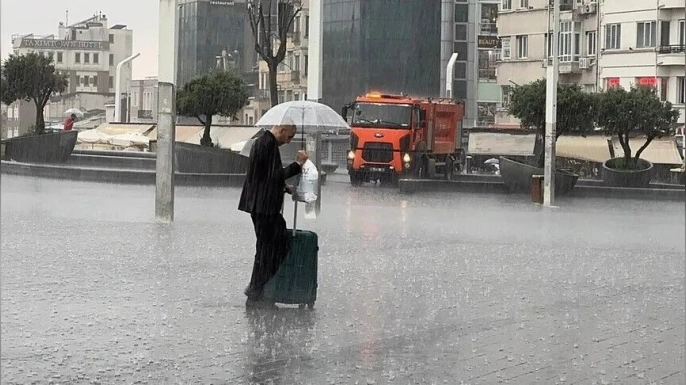 İstanbul'un bazı bölgelerinde gök gürültülü sağanak hayatı olumsuz etkiledi