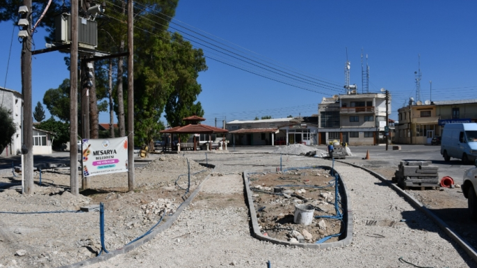 Mesarya Belediyesi’nin Dörtyol Köy Meydanı’ndaki düzenleme çalışmaları sürüyor