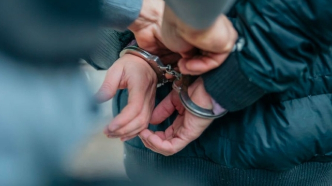 Polis, sekiz kişiyi çeşitli suçlardan tutukladı