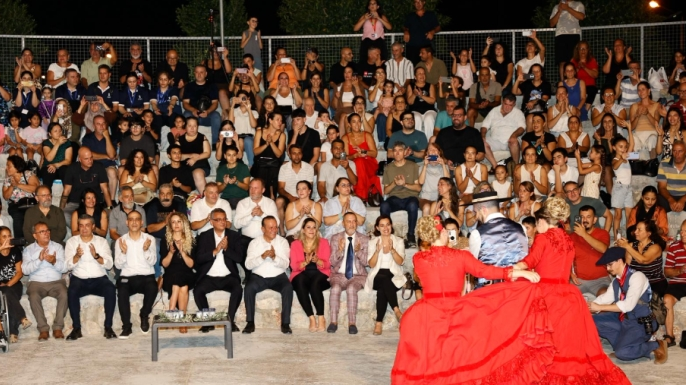 Erhürman ve eşi, 16. Uluslararası Lefkoşa Halk Dansları Festivalİ açılış törenine katıldı