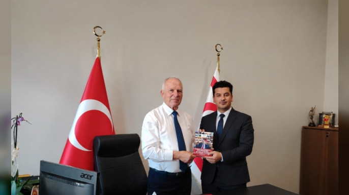 Azerbaycan’da yayınlanan “Kıbrıs’tan Dünyaya Haykıran Ses: Zorlu Töre” adlı kitap, Töre’ye takdim edildi