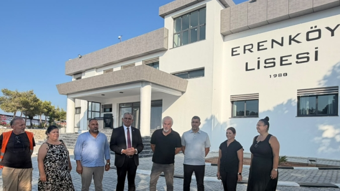 Bakan Çavuşoğlu Erenköy Lisesi’ni ziyaret etti