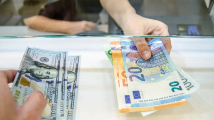Döviz kurları...Sterlin 65,75 TL, euro 56,30 TL, dolar 48,77 TL’den işlem görüyor