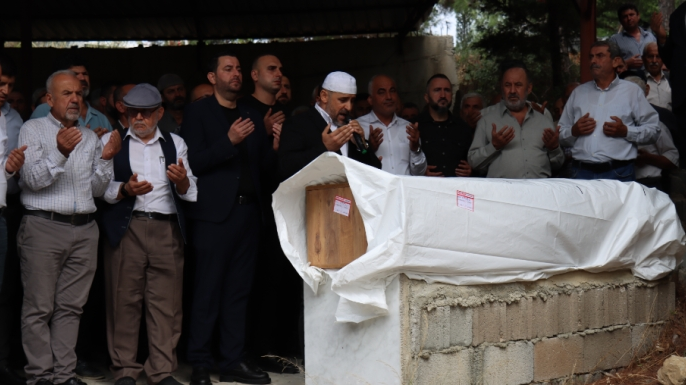 Girne'de geminin batması sonucu hayatını kaybeden 2 kişinin cenazeleri Hatay'da defnedildi