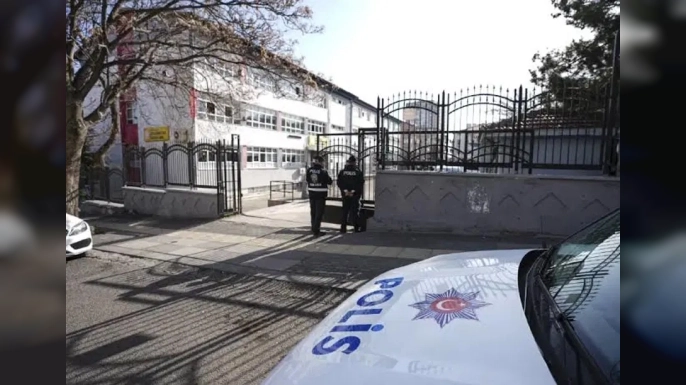 Manisa Turgutlu'da lisenin önünde silahlı saldırı: Yaralılar var