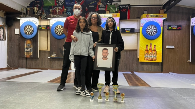İbrahim Kahya anısına düzenlenen Darts turnuvasını Derviş Çocuk kazandı