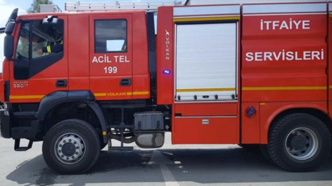 Gönyeli’de araç, Cengizköy yakınında arazi yangını