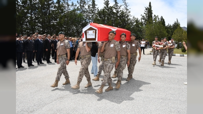 Görevdeyken rahatsızlanarak hayatını kaybeden 47 yaşındaki polis memuru Korkmaz son yolculuğuna uğurlandı