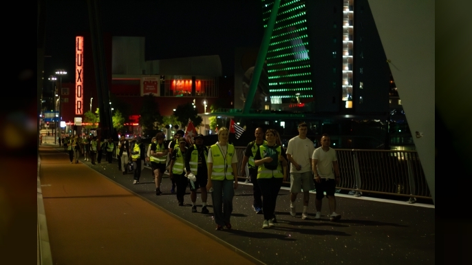 Hollanda'da binlerce kişi mültecilere destek için gece boyunca kilometrelerce yürüdü