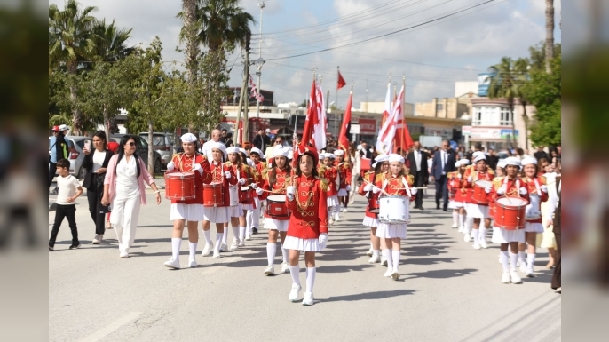İskele'de 23 Nisan coşkusu... Cumhuriyet Stadyumu'nda gösteriler sunuldu