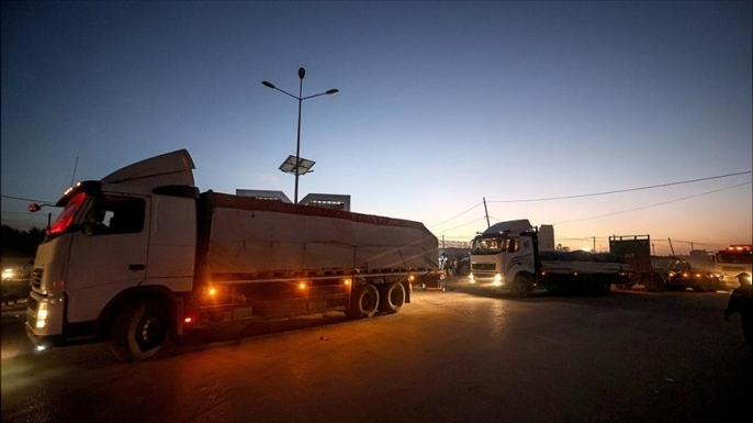 İsrail, ateşkese rağmen Gazze Şeridi'ne yardım tırlarının girişini kısıtlamayı sürdürüyor