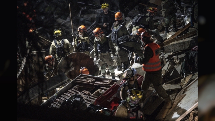 İsrail basını: Hayfa'daki füze saldırısında enkaz altında kalan 2 kişinin cesedine ulaşıldı