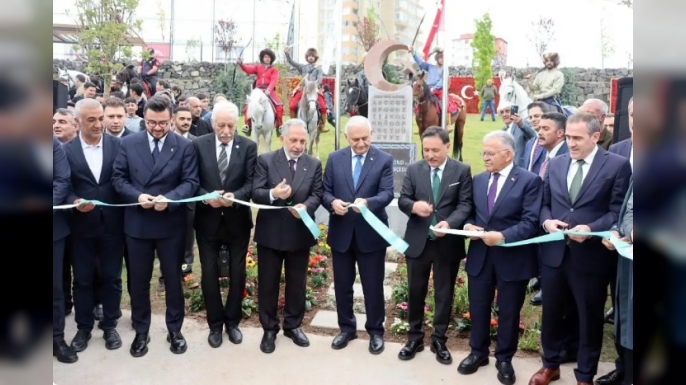 KKTC Aksakalı Oktay Öksüzoğlu Kayseri’de Türkoloji Zirvesi’ne katıldı