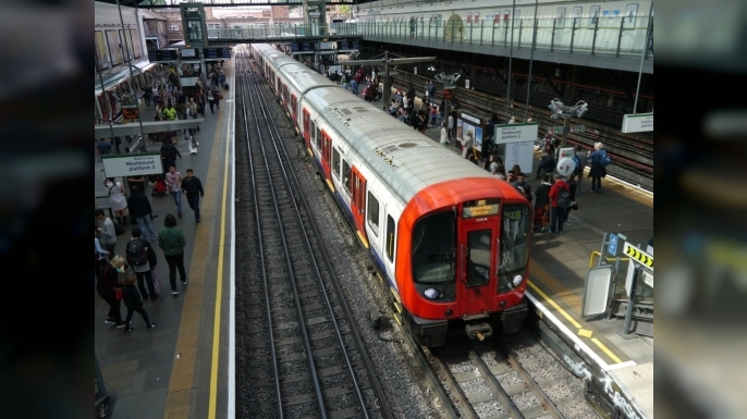 Londra'da aşırı sıcak hava ve yağış raylı ulaşımı felç etti