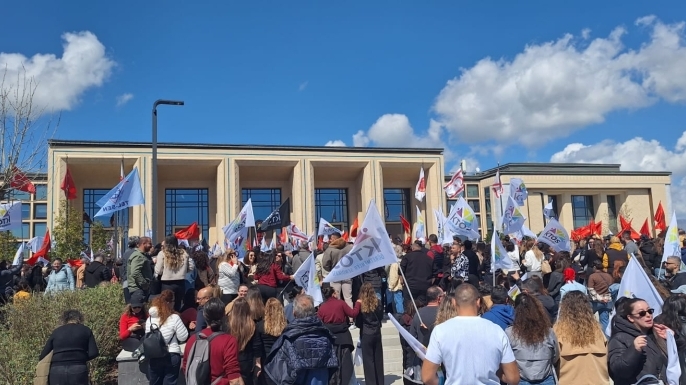 Meclis, dün oturuma verilen aranın ardından bugün toplanacak, sendikalar grev ve eyleme devam edecek