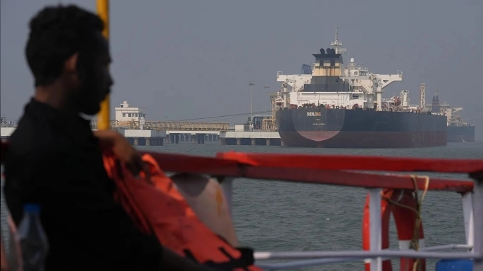 Suudi Arabistan ve İran petrolü taşıyan tankerler Hürmüz Boğazı'ndan geçti
