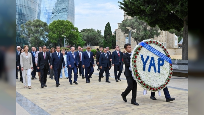 Üstel, Haydar Aliyev’in anıt mezarını ziyaret etti