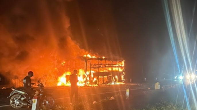 Vietnam'da bariyerlere çarpan yolcu otobüsünde yangın çıktı, 7 kişi öldü, 5 kişi yaralandı