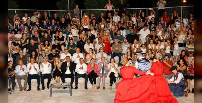 Erhürman ve eşi, 16. Uluslararası Lefkoşa Halk Dansları Festivalİ açılış törenine katıldı