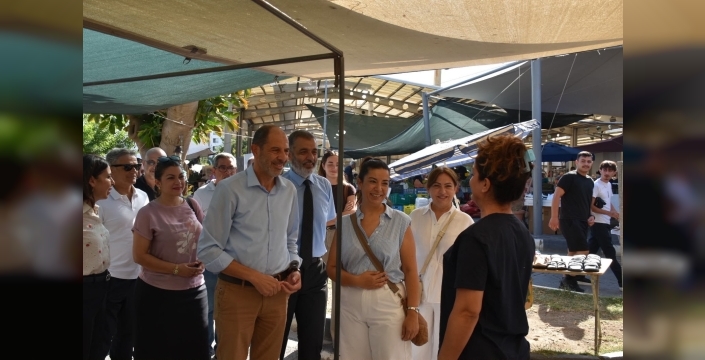 Özersay, Girne Açık Pazarında esnaf ve vatandaşla bir araya geldi