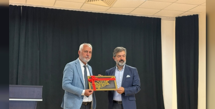 Hala Sultan İlahiyat Koleji’nde, “Hayat İçinde Dikkat Edilmesi Gerekenler, Kişisel Gelişim ve Yapay Zeka” konferansı yapıldı