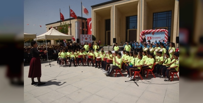 23 Nisan Ulusal Egemenlik ve Çocuk Bayramı kutlamaları kapsamında Cumhuriyet Meclisi bahçesinde tören düzenlendi
