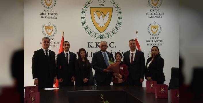 Çavuşoğlu, 48. TRT Uluslararası 23 Nisan Çocuk Şenliği’ne katılacak öğrenci ve öğretmenleri kabul etti