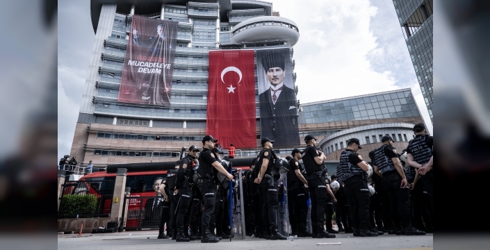 Emniyet ekipleri, CHP Genel Merkezi'ne girdi
