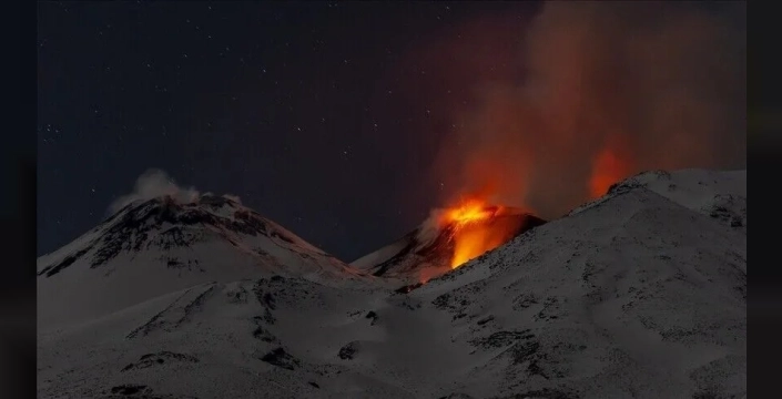 Etna Yanardağı yeniden güçlü şekilde kül püskürttü
