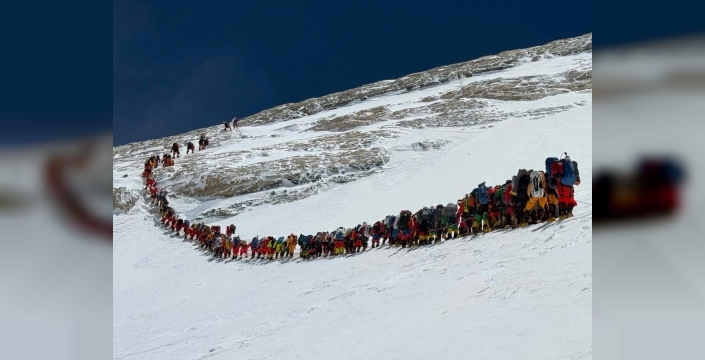 Everest Dağı'na bir günde 274 dağcı tırmanarak rekor kırdı