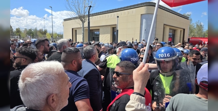 Greve giden kamuda örgütlü sendikalar, Meclis önünde eylemde