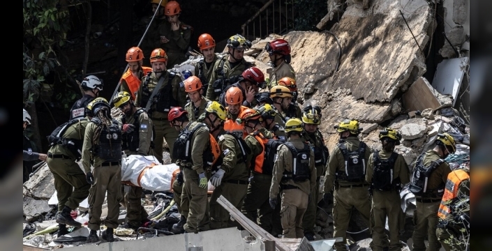 İran'ın misillemesinin ardından, Hayfa'da enkaz altında kalan 4 kişinin cesedine ulaşıldı