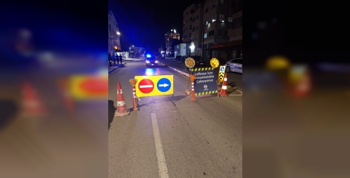Lefkoşa'da Atatürk Caddesi üzerinde yolda çökme meydana geldi
