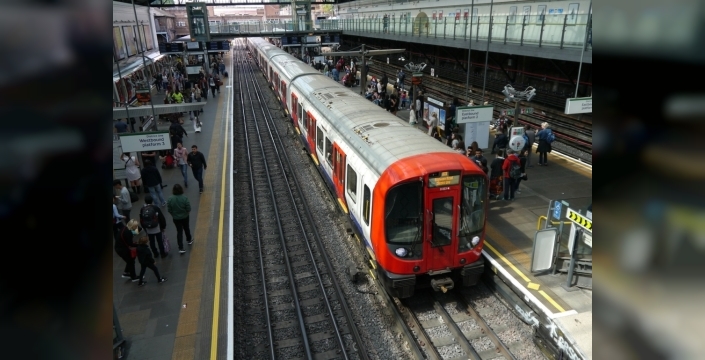 Londra'da aşırı sıcak hava ve yağış raylı ulaşımı felç etti