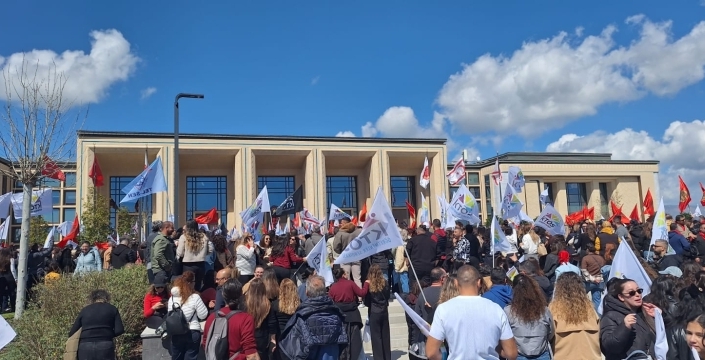 Meclis, dün oturuma verilen aranın ardından bugün toplanacak, sendikalar grev ve eyleme devam edecek