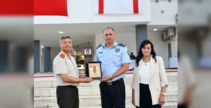 Meslekte 30 hizmet yılını tamamlayan Adalıer’e plaket
