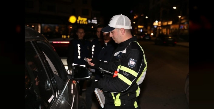 Trafik denetimlerinde 308 sürücü rapor edildi, 2 sürücü tutuklandı