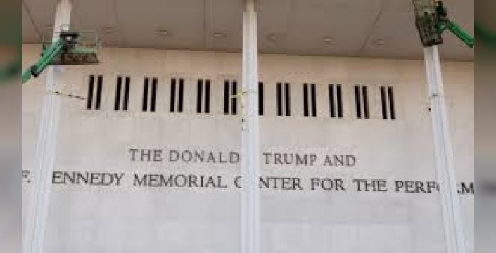 Trump'ın adı mahkeme kararıyla Washington'daki sanat merkezinden çıkarıldı